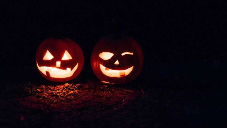 Spooky bad customer service: Pumpkins lit in the darkness