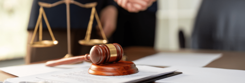 legal answering service blog header image with scale and gavel