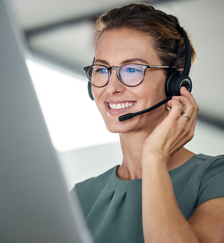 Assoicate assiting customer